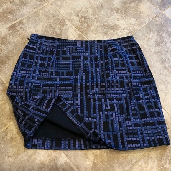 Express stretch geometric mini skirt size 1/2 - Picture 3 of 8
